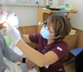 頭頸部がんセンター歯科部門（歯科医師、歯科技工士）と連携